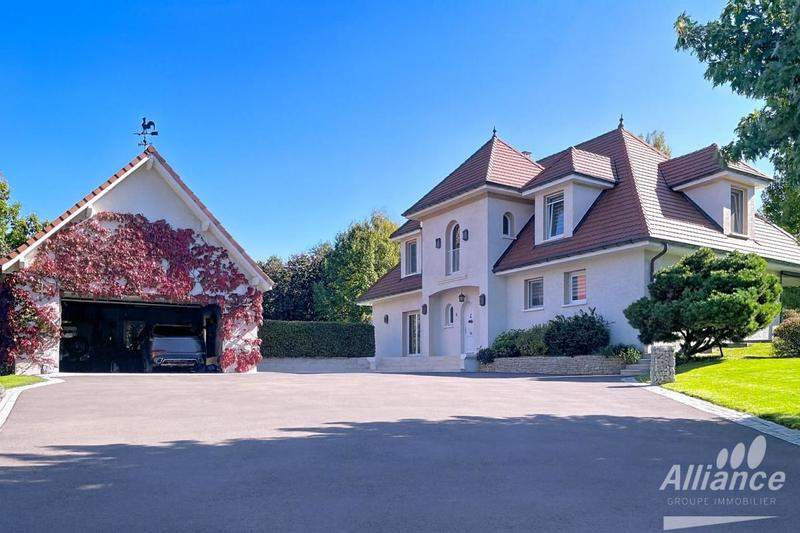 Propriété - 255 m² - 6 pièces