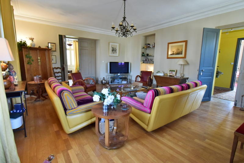 Maison - 360 m² - 11 pièces