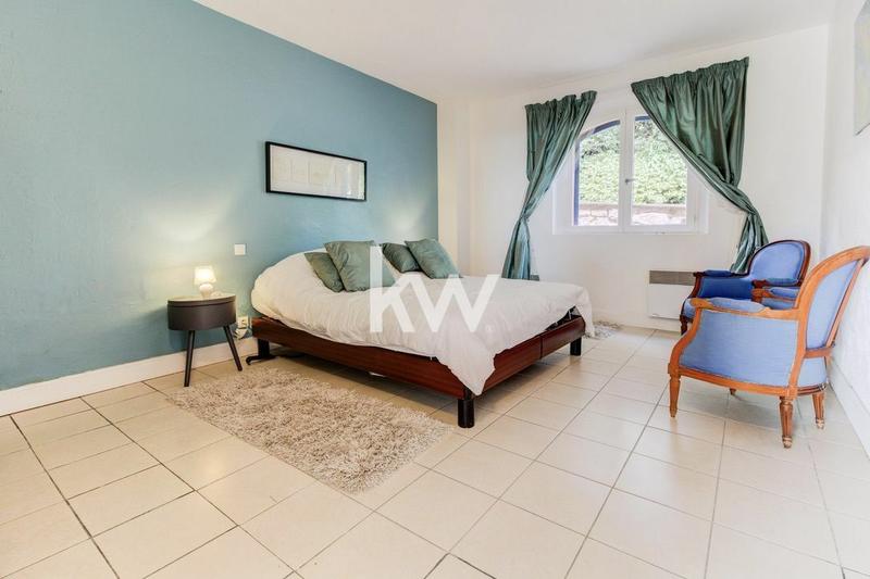 Maison - 230 m² - 8 pièces