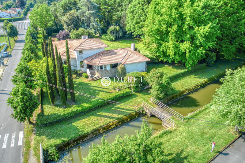 Villa - 236 m² - 8 pièces