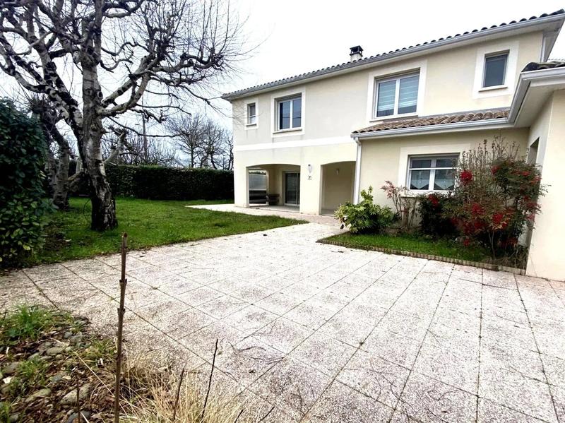 Maison - 240 m² - 6 pièces