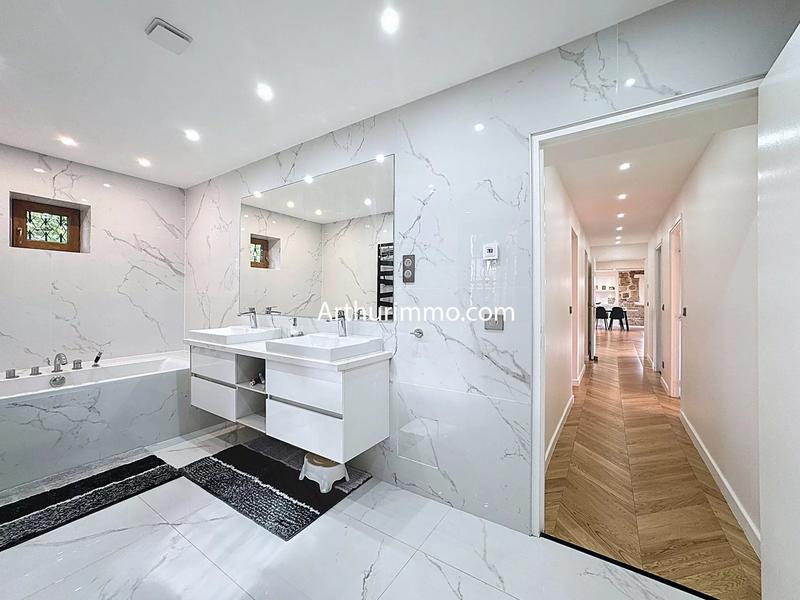 Maison - 232 m² - 9 pièces