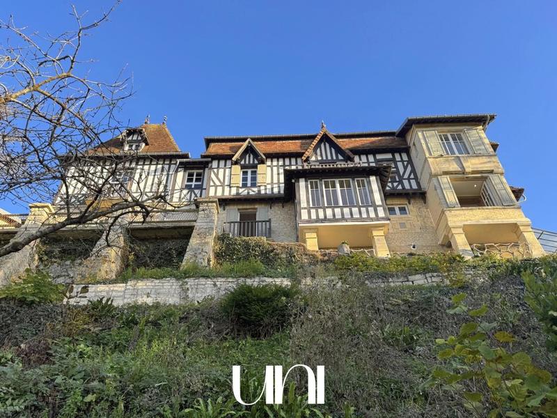 Maison - 280 m² - 9 pièces