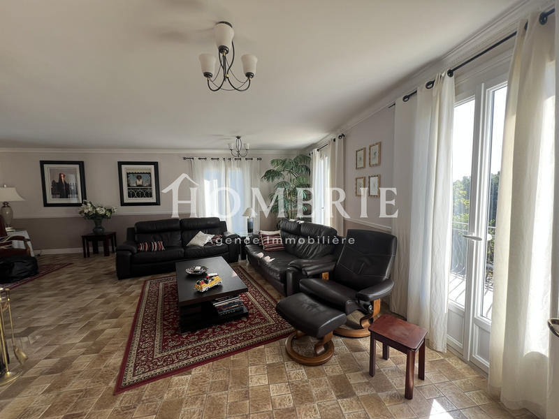 Maison - 213 m² - 9 pièces