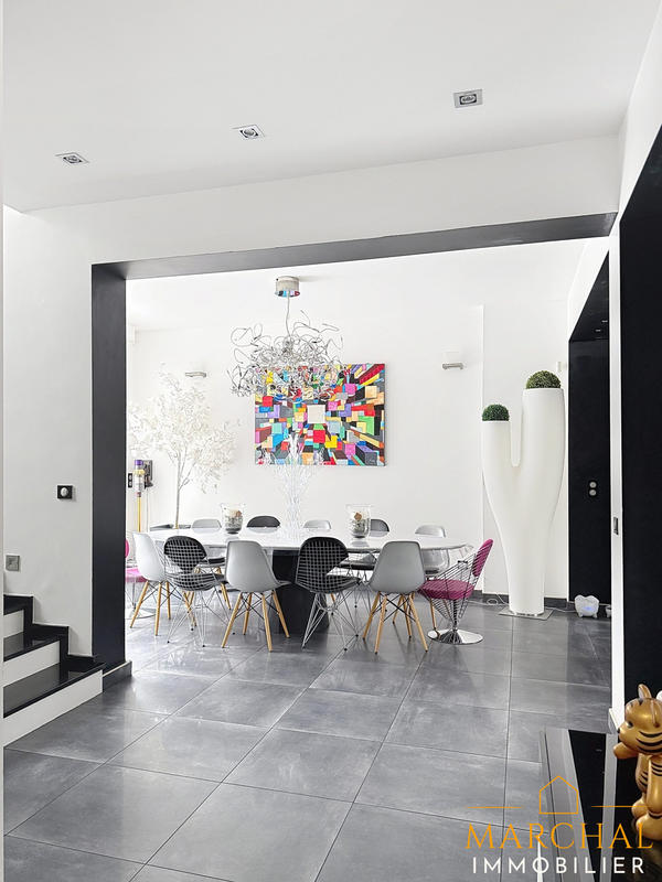 Maison - 270 m² - 12 pièces