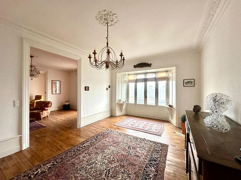 Appartement - 186 m² - 6 pièces