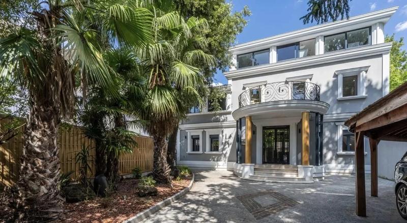 Maison - 340 m² - 5 pièces