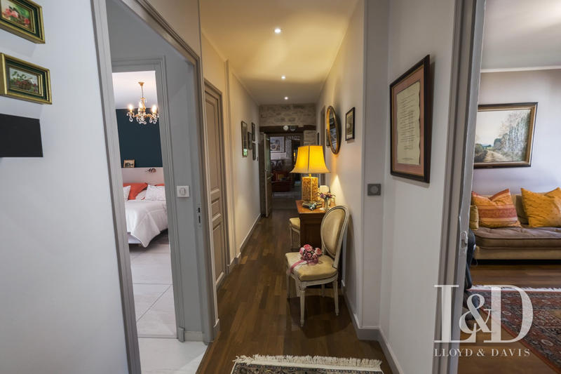 Maison - 1 200 m² - 26 pièces