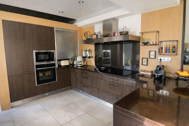 Maison - 245 m² - 7 pièces