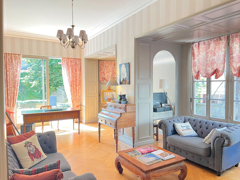 Maison - 377 m² - 10 pièces