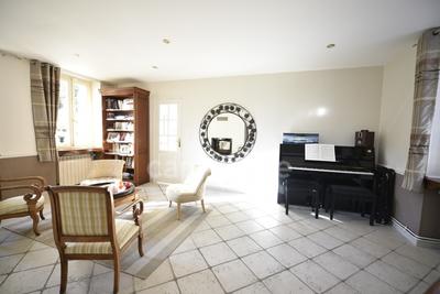 Maison - 237 m² - 9 pièces