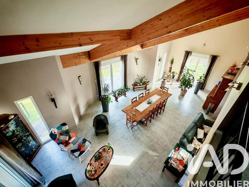 Maison - 331 m² - 6 pièces