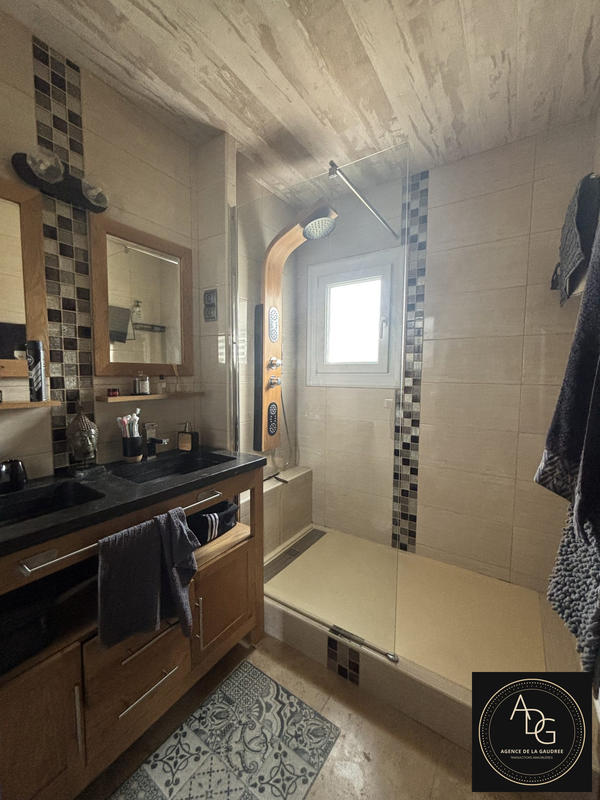 Maison - 210 m² - 6 pièces