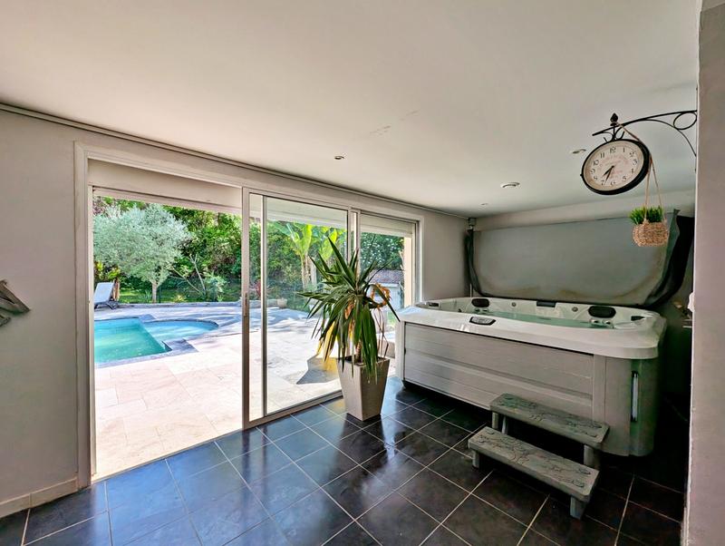 Villa - 338 m² - 10 pièces