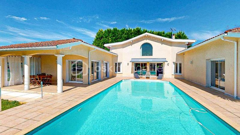 Propriété - 375 m² - 11 pièces