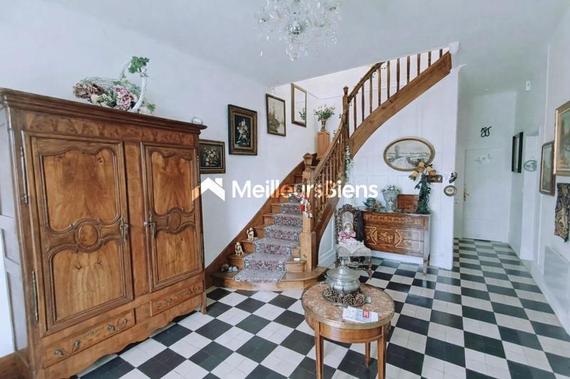 Maison - 250 m² - 8 pièces