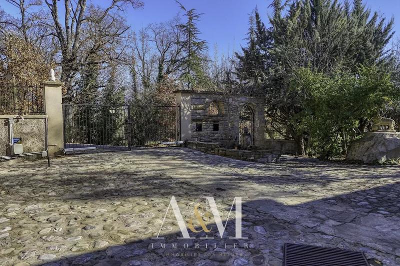 Propriété - 303 m² - 12 pièces