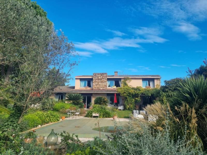 Maison - 256 m² - 5 pièces