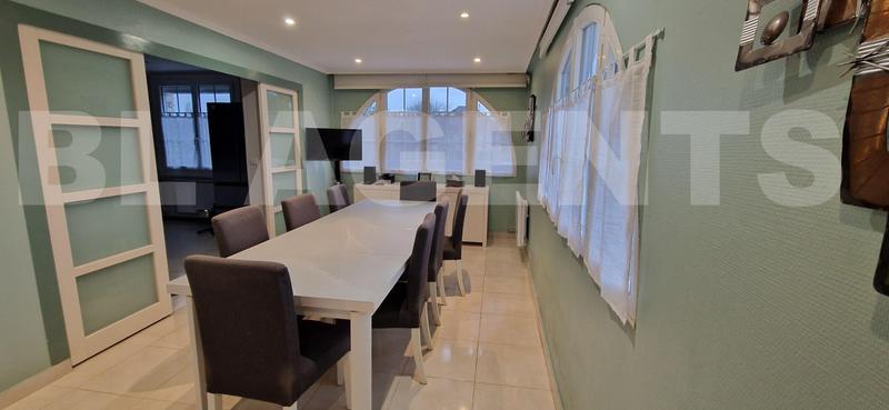 Propriété - 244 m² - 10 pièces