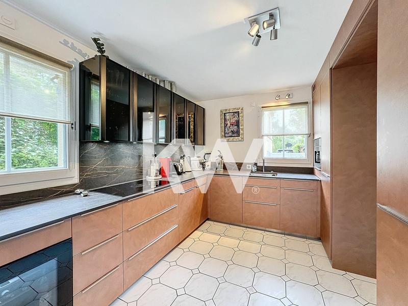 Maison - 213 m² - 8 pièces