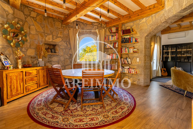 Maison - 228 m² - 11 pièces