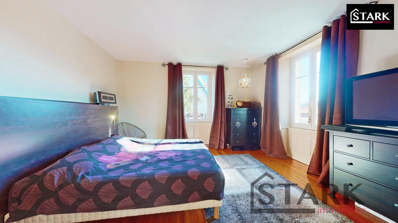 Maison - 230 m² - 7 pièces