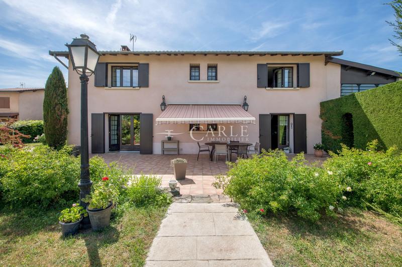 Maison - 238 m² - 8 pièces