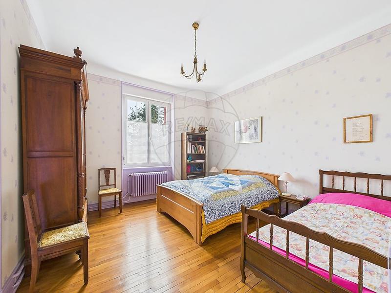 Maison - 210 m² - 10 pièces