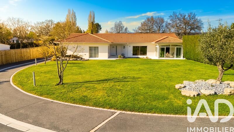 Maison - 228 m² - 8 pièces