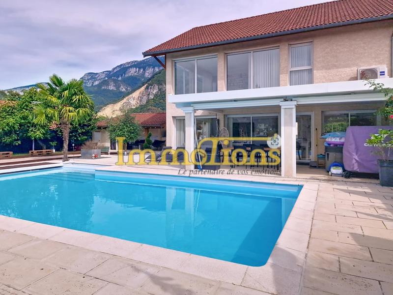 Maison - 166 m² - 6 pièces