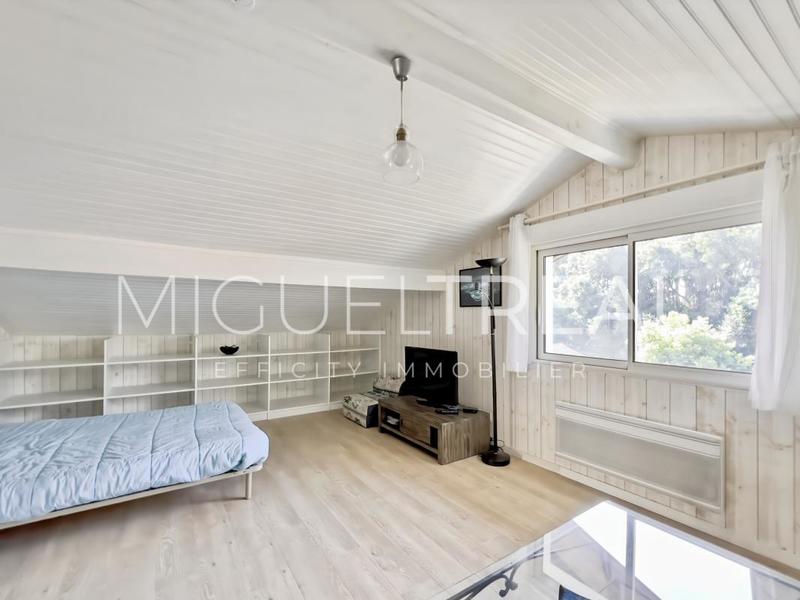 Maison - 214 m² - 8 pièces