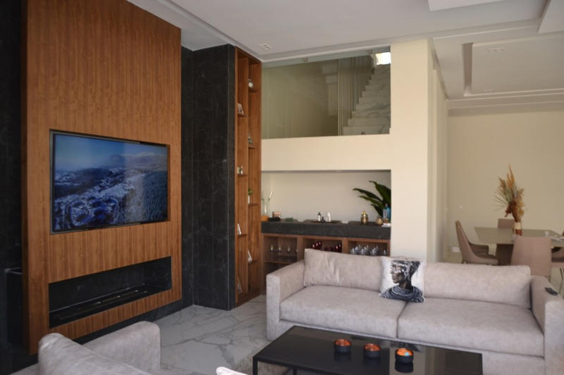 Maison - 325 m² - 13 pièces