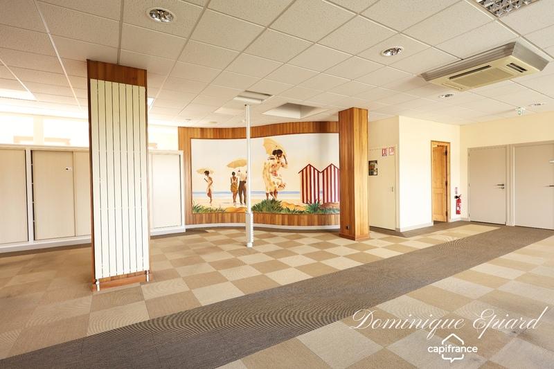 Bureau - 2 111 m² - 64 pièces