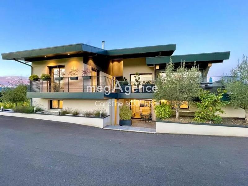 Maison - 385 m² - 13 pièces