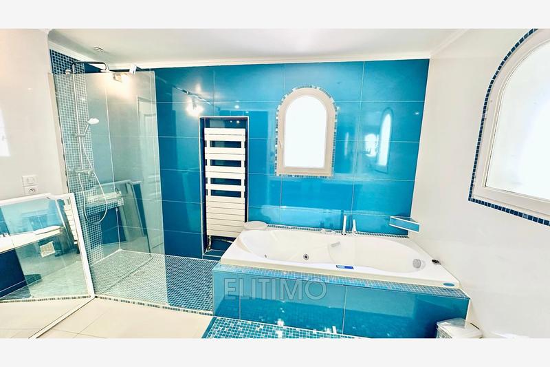 Maison - 223 m² - 6 pièces