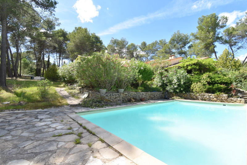 Maison - 234 m² - 8 pièces