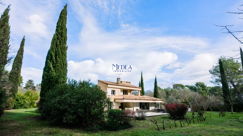 Propriété - 234 m² - 7 pièces