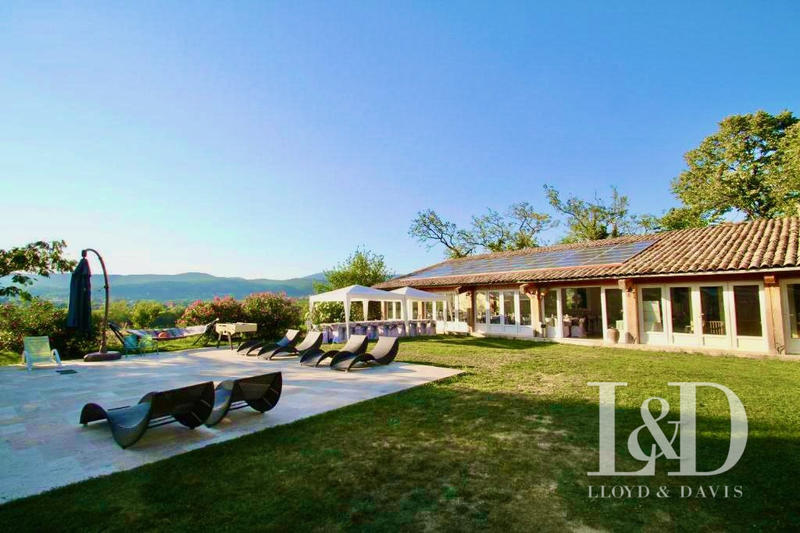 Château - 1 560 m² - 20 pièces