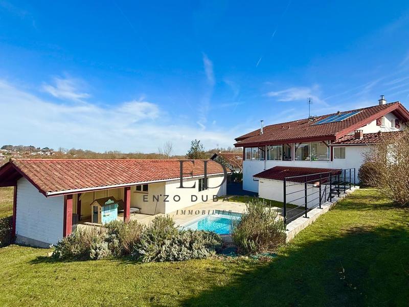 Maison - 230 m² - 8 pièces