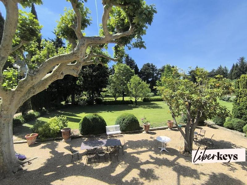 Propriété - 217 m² - 7 pièces