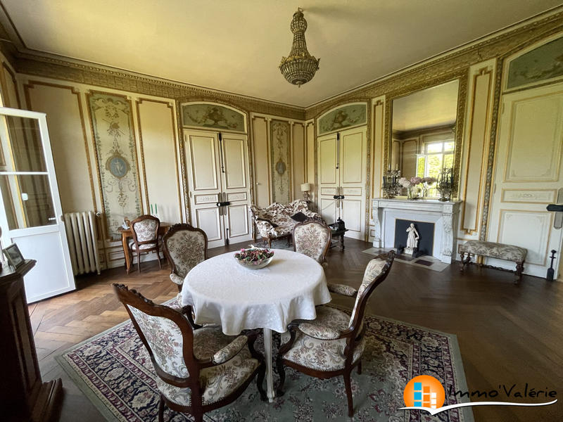 Maison - 854 m² - 19 pièces