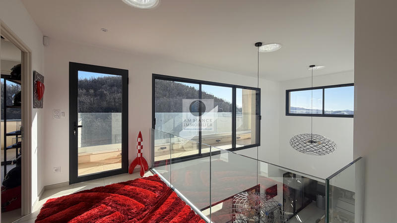 Maison - 237 m² - 8 pièces