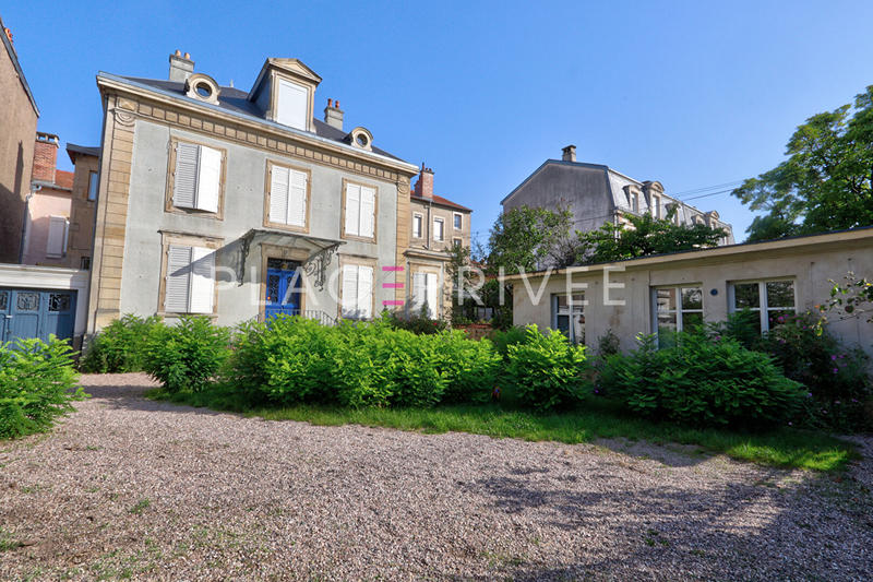 Maison - 203 m² - 9 pièces