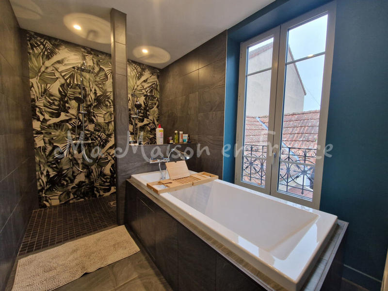 Demeure - 240 m² - 9 pièces