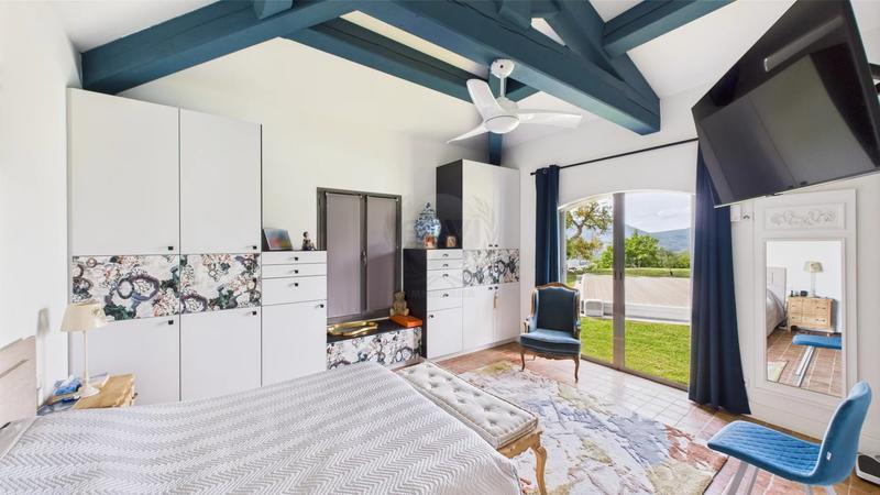 Maison - 250 m² - 8 pièces