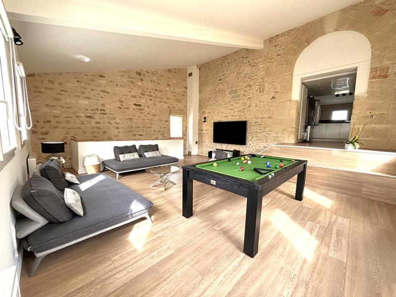 Maison - 340 m² - 10 pièces