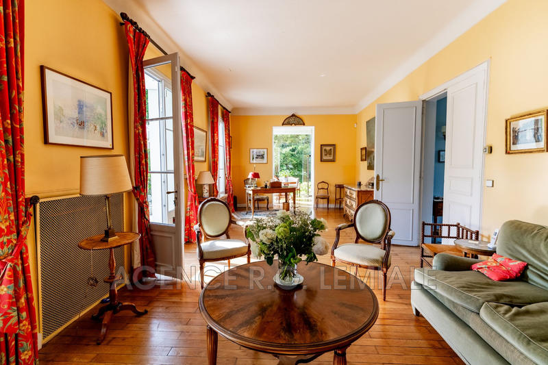 Maison - 300 m² - 12 pièces