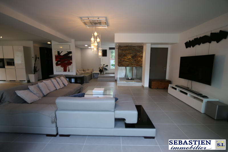 Maison contemporaine - 243 m² - 7 pièces