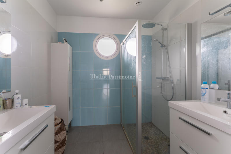 Maison - 220 m² - 8 pièces