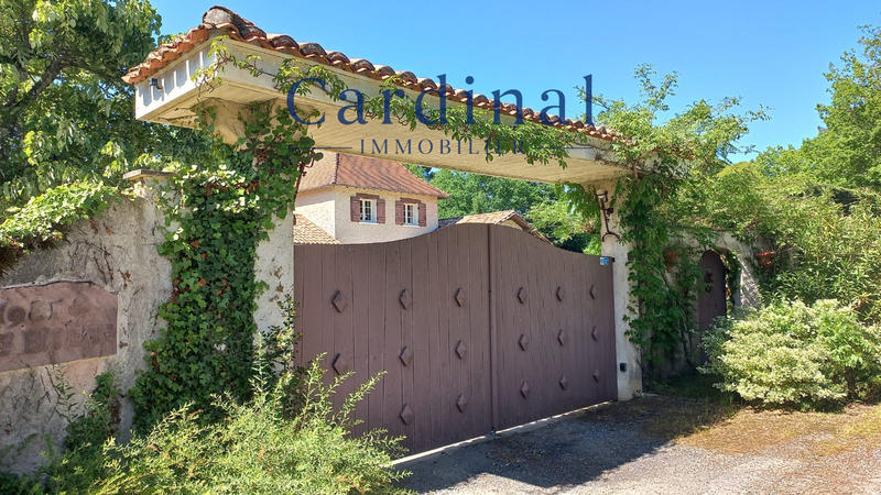 Maison - 220 m² - 13 pièces